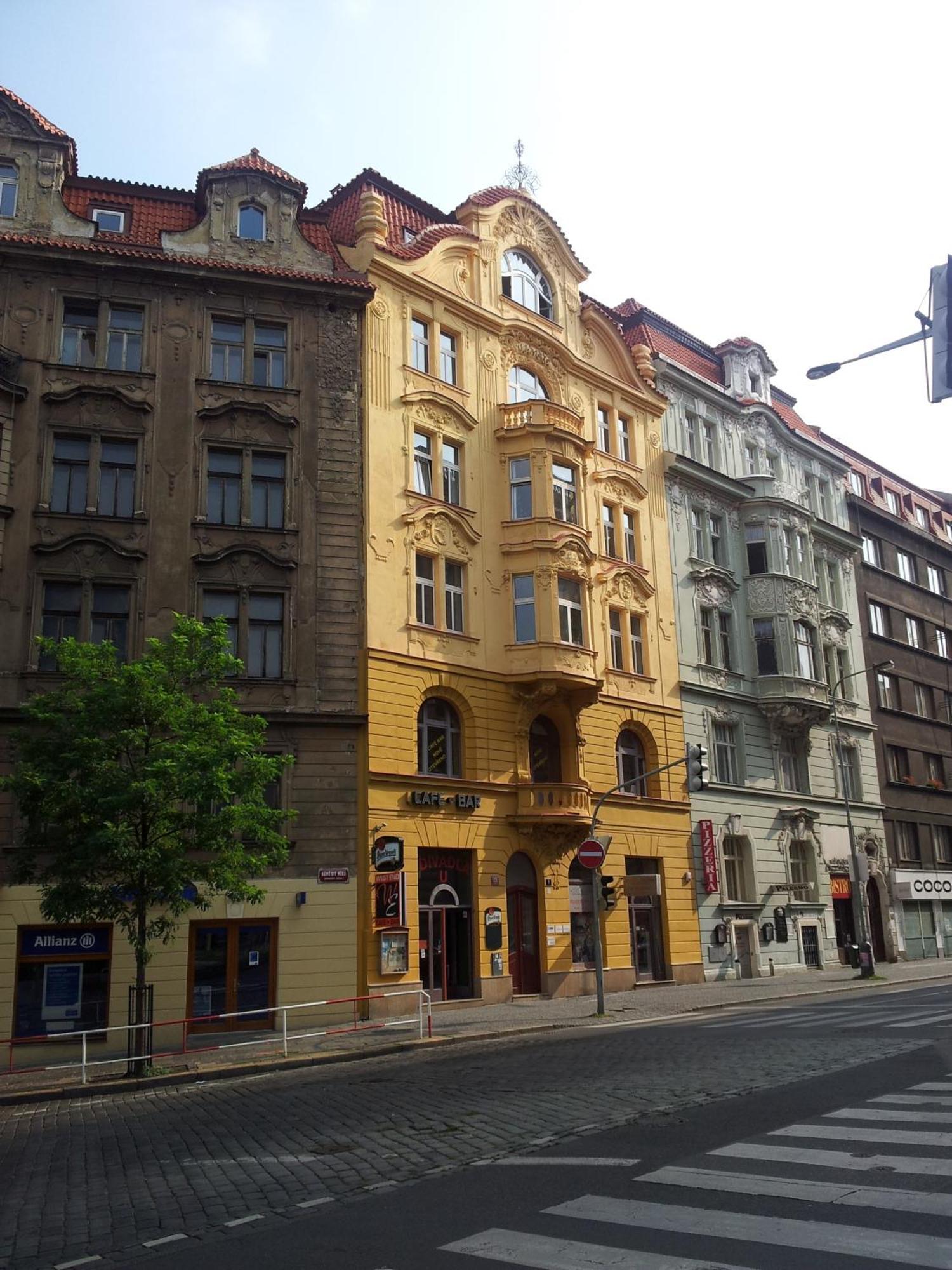 Onefam Miru Hostel Praag Buitenkant foto