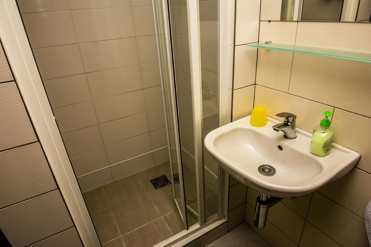 Onefam Miru Hostel Praag Buitenkant foto