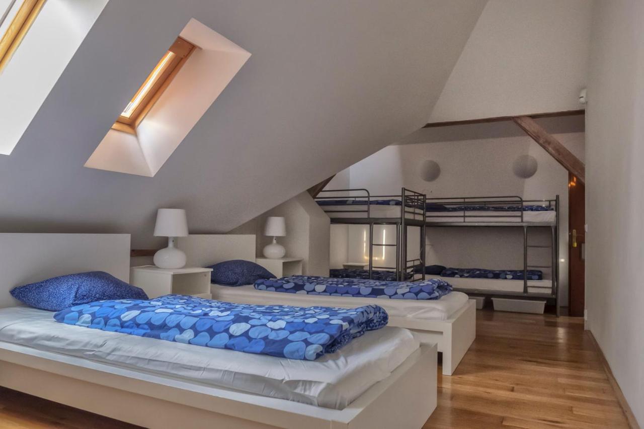 Onefam Miru Hostel Praag Buitenkant foto