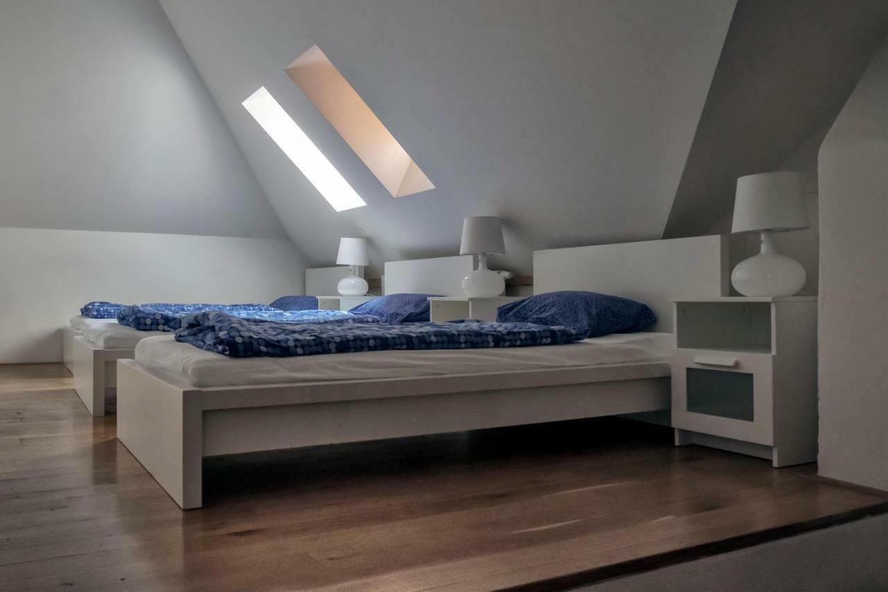 Onefam Miru Hostel Praag Buitenkant foto
